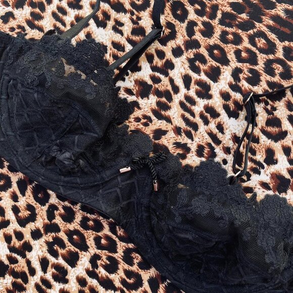 ♡︎ savage x fenty black demi bra ♡︎ - Picture 3 of 7